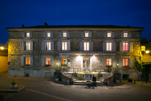 LE SULLY est un hôtel de 10 chambres modernes pour 1 à 5 personnes. La cuisine du terroir est ancrée dans nos racines. Au coin du feu