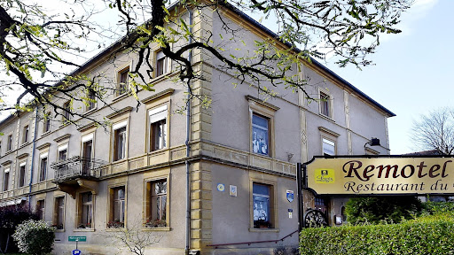 Nos chambres sont spacieuses et confortables. Notre Maître Restaurateur satisfera vos envies gourmandes avec sa cuisine traditionnelle lorraine.