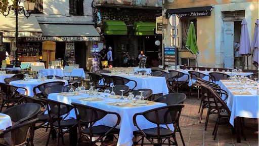 Restaurant et bar sur la place centrale de Biot Village ouvert du mardi au dimanche pour les déjeuners et les vendredis et samedis soirs pour le diner.