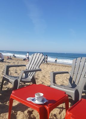 Tanchet Beach vous accueil dans une ambiance colorée ! Passez un délicieux moment entre amis et/ou famille en dégustant une cuisine gourmande & pleine de fraîcheur avec pour salle de restauration la plage.