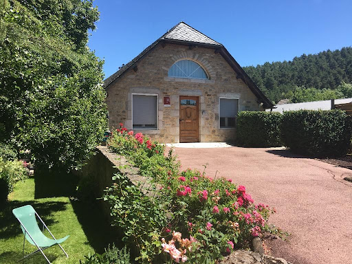 L'Hôtel Rodier à Campagnac au coeur du Causse aveyronnais vous accueille 7j/7. Nous disposons de 10 chambres qui vous offre un cadre confortable pour un séjour agréable. Le restaurant vous propose des menus différents en fonction des saisons.