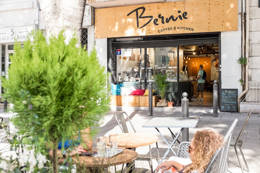 Bernie Coffee est un coffee shop et un restaurant végétarien à Marseille situé sur la place de Rome dans le 6ème arrondisement.