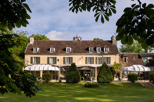 Découvrez le charme tranquille de votre authentique maison de campagne proche de Paris. Nichée au cœur d'un parc arboré de 2 hectares