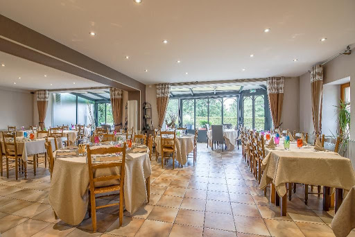 Restaurant traditionnel en Dombes - Bresse et ses spécialités (grenouilles fraîches et poulet à la crème) - repas de famille