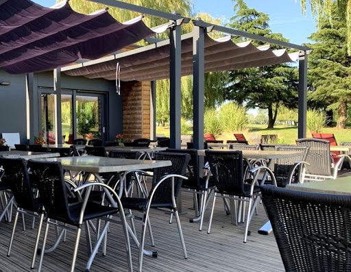 Venez découvrir le restaurant le Green à Illies by Le Golf Le Vert Parc. Venez vous restaurer dans un endroit à l'ambiance chaleuruse et au cadre verdoyant.