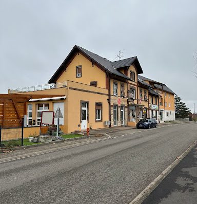 Hotel et Restaurant entre Haguenau et Hochfelden. La Famille Ernenwein vous accueille dans un cadre chaleureux aux couleurs de l'Alsace.