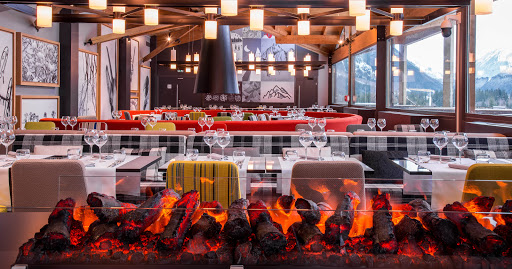 Le restaurant Le Vista de l'hôtel Alpina vous accueille dans un cadre atypique avec vue panoramique à Chamonix pour des moments en familles et entre amis.