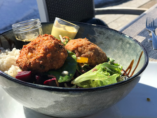 Restaurant d'altitude Le Flocon sur les pistes de ski de Serre Chevalier Vallée à Monetier les Bains au sommet du télésiège du Bachas