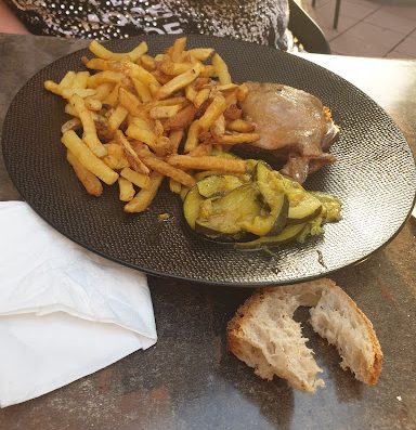 Accompagnez vos amis dans notre restaurant et partagez un bon repas riche et varié. Dégustez nos plats faits maison issus de notre cuisine traditionnelle. Ils sont tous à base de produits locaux et de qualité.