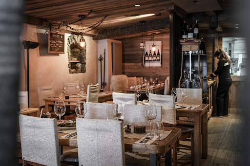 Le Montagnard est un restaurant atypique au coeur du village de Saint-Martin-de-Belleville sur le domaine skiable Les 3 Vallées