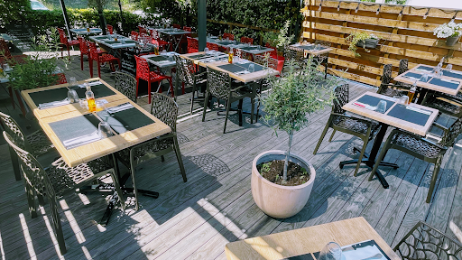 Notre pizzeria aux Pennes-Mirabeau dans les Bouches-du-Rhône vous propose un large choix de saveurs à travers ses pizzas au feu de bois