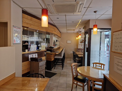 Le restaurant traditionnelle japonais. Le chef Mr NAKAGAWA est en France depuis 1981. Il ouvrit son propre restaurant à Jourdain dans le 19ème arrondissement en 2001 et dernier 5ème en 2015 à Oberkampf dans le 11 ème.