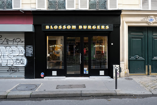 Le restaurant de burgers le plus rock’n’roll de Paris. Ouvert 7/7. Large sélection de bières. Carte de cocktails le soir. Guest Burgers régulièrement.