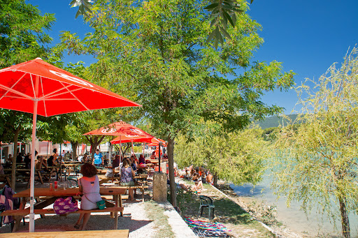 Profitez d'un restaurant à la carte variée et de toute une gamme de services afin de passer un séjour des plus agréables au camping !