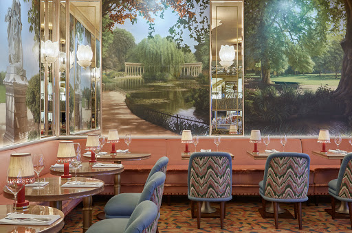 Pensés comme un jardin d’intérieur au pied de l'Arc de Triomphe