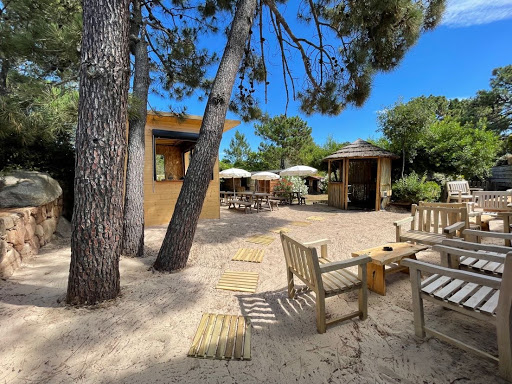 Le Bar des Anglais en Corse-du-Sud - Profitez de la brise marine tout en dégustant nos délicieuses boissons et nos plats savoureux dans notre paillote-bar restaurant !