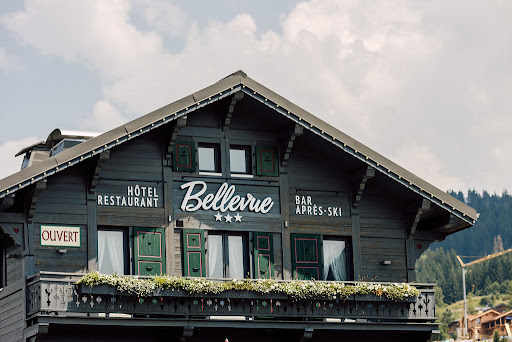 Au coeur des Gets : une carte riche et variée ou les classiques de la brasserie côtoient aussi bien les spécialités régionales que les saveurs du monde !