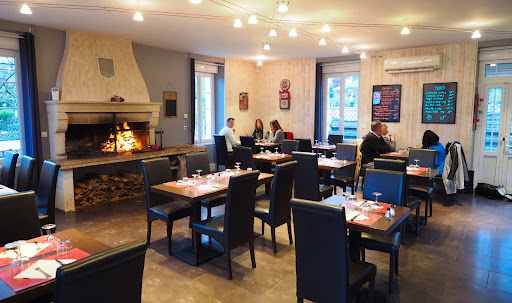 Le Grill Campagnard : restaurant spécialiste de grillades au feu de bois et viandes sur brasero à Touvérac en Charente près de Baignes-Ste-Radegonde