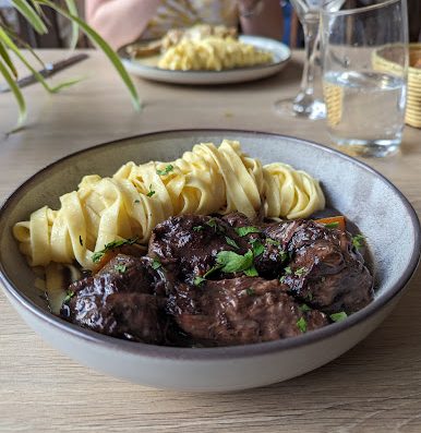 Hostellerie 2 * & restaurant La Table de Guillaume cuisine traditionnelle Bourguignonne dans un village de charme à Châteauneuf-en-Auxois.