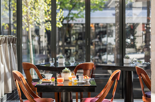 Découvrez l'élégant Restaurant & Bar de l'hôtel Maison Albar - Le Champs-Elysées situé au pied de l'Arc de Triomphe.