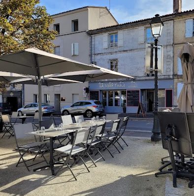 La Very Table est l’adresse idéale pour vous réunir autour d’une table et d’échanger dans une atmosphère détendue.