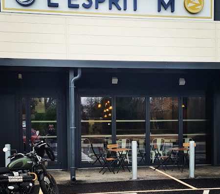 Bar/Restaurant et Agence de voyages à moto situé dans le pôle moto de Valence Sud : un refuge pour ceux à la recherche de l'Esprit Motard.