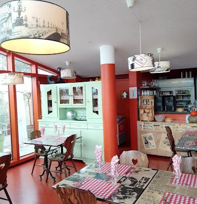 Le restaurant La Saline à Lure (70 – Haute Saône) vous accueille dans son établissement près de l’étang sur sa grande terrasse qui accueille des groupes et à l’intérieur