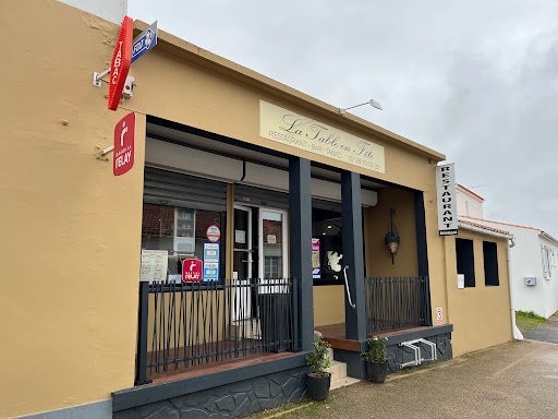 Le restaurant La Table en Fête est ouvert du lundi au samedi. Il propose des plats du midi variés et cuisinés maison. Réservez dès maintenant votre table.