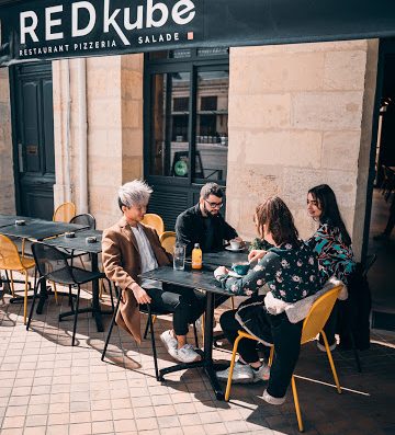 Redkube Bordeaux : composez et commandez vos salades et pizzas gourmandes à base d’ingrédients frais ! À consommer sur place