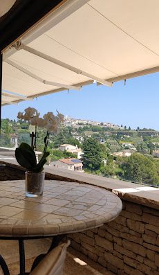 Situé face à Saint Paul de Vence