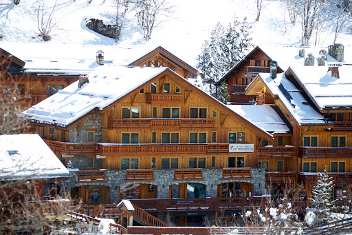 You were dreaming of a perfect location between the ski slopes and the village center ? Welcome to Le Tremplin 4*