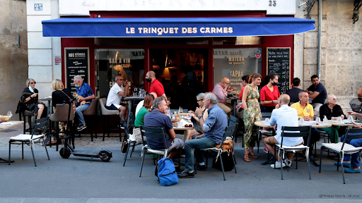 Poussez les portes de notre bar-restaurant Le Trinquet des Carmes dans le Vaucluse et faites-vous plaisir avec nos tapas. Vous trouverez également des vins et des cocktails.