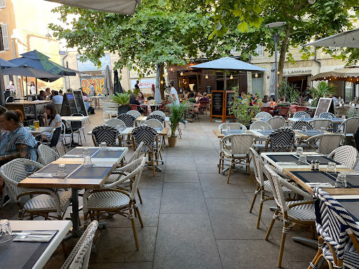 Découvrez notre restaurant Le Caveau