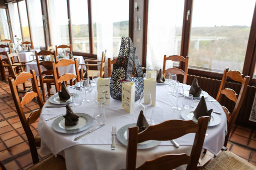 Le Viaduc est un restaurant traiteur surplombant le viaduc de Busseau-sur-Creuse entre Guéret et Aubusson avec vue panoramique sur la vallée de la Creuse.