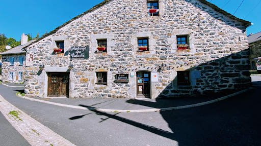 Hôtel Les Estables - L'Auberge des Calades est une adresse incontournable et un hôtel typique à Les Estables. Pour des vacances au vert