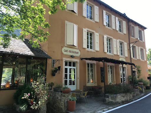 L'hôtel-Restaurant Le Parisien vous accueille dans les Gorges du Tarn en Lozère. Cuisine à base de produits régionaux. Terrasse ombragée au bord de l'eau avec une vue exceptionnelle sur le Tarn. Bon restaurant