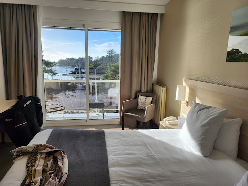 sur la presqu'île de Conleau le Best Western Plus Hôtel le Roof à Vannes à 40 chambres en bord de mer certaines avec vue sur la mer et un restaurant et brasserie