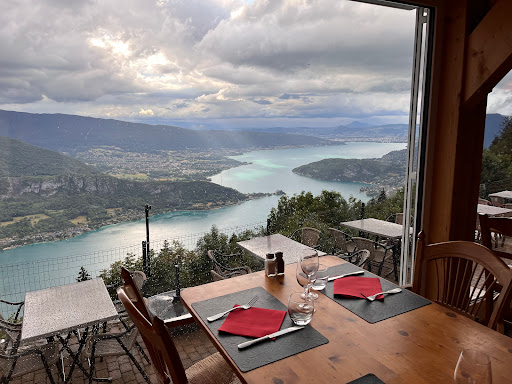 Restaurant à Talloires-Montmin au Col de La Forclaz avec vue panoramique 180° sur le lac d'Annecy. Spécialités Savoyardes : Raclette