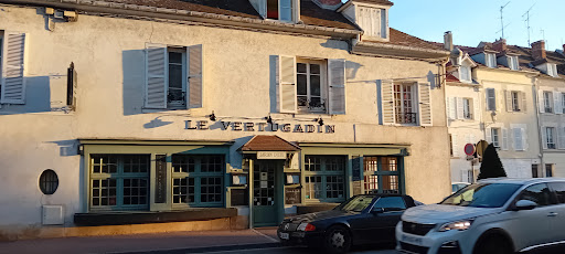 Et voici notre célèbre Michaël (Ejzenbaum) aux manettes de la charmante et vénérable Auberge Le Vertugadin