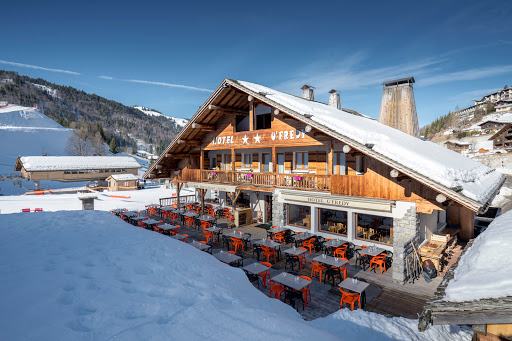 est un chalet dans la plus pure tradition savoyarde. Idéalement situé au pied des pistes de ski menant au massif de l'Etale.