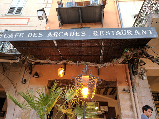 Restaurant à Valbonne (06) : Café des Arcades et Comptoir Victoria proposent 2 cuisines différentes. Ils se situent sur la place du village.