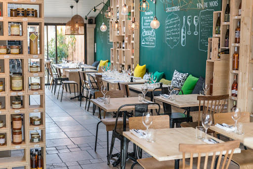 Un restaurant à la décoration chaleureuse