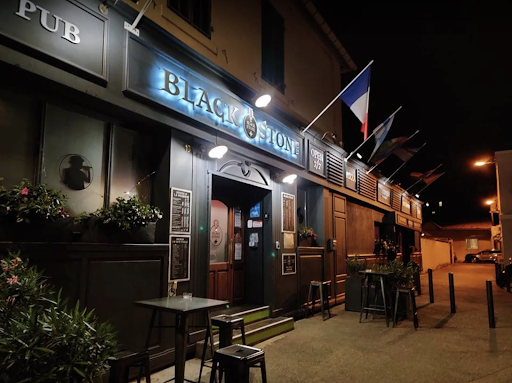 Pub Le Black Stone à Marseille : un lieu chaleureux et familial. Musique