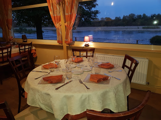 Vous souhaitez passer un bon moment gourmet et gourmand ? Installez-vous dans notre salle de restaurant  climatisée ou à notre terrasse fleurie ! Contact !