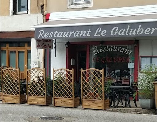 Le Galuber à Crémieu est un restaurant vous proposant des plats traditionnels faits maison préparés avec des produits locaux et une grande sélection de vin.