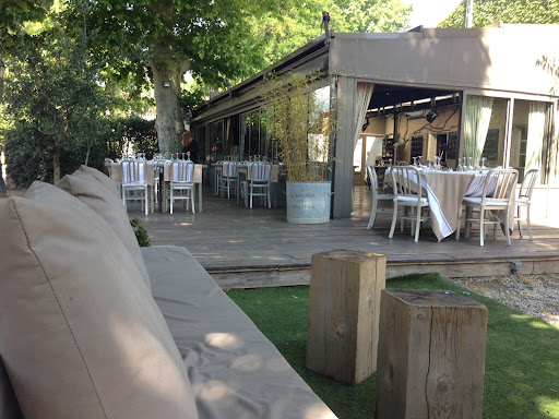 La Maison du Château est un restaurant provençal situé en pleine nature à Châteauneuf-le-Rouge