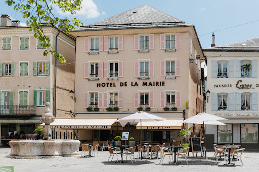 Bienvenue à l’Hôtel de la Mairie. Cet établissement 3 étoiles et son restaurant vous accueille dans le centre historique d’Embrun