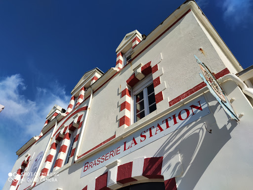 Mangé avec une ambiance cosy et détendu dans votre hôtel restaurant de la plage accompagné de produits frais ou une planche apéro.