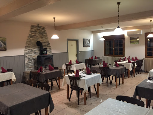 Rendez-vous dans notre auberge et restaurant Le Fer à Cheval situé à La Châtelaine près d'Arbois (39). Plats traditionnels et spécialités culinaires !