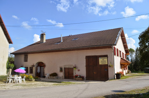 Site officiel de l'auberge du tilleul; Pour vos vacances verte dans le Jura - région des lacs en chambre de campagne avec piscine chauffée et repas régional